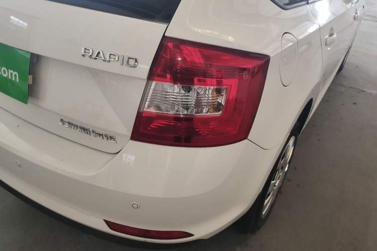 Used Skoda Rapid Spaceback 2016 Revised Version 1.4L Manual Front-Drive Edition Right Rear Taillight
