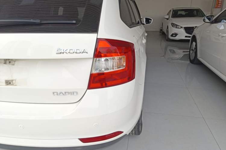 Used Skoda Rapid Spaceback 2016 Revised Version 1.6L Manual Front-Drive Edition Right Rear Taillight