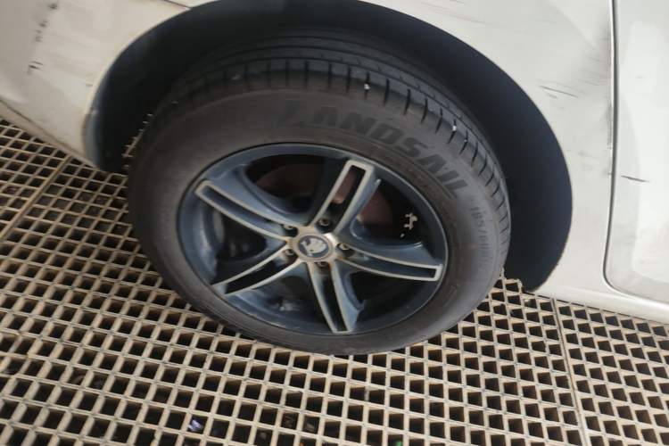 Used Skoda Rapid Spaceback 2016 1.6L Automatic Front-Wheel Drive Model Right Rear Wheel Hub