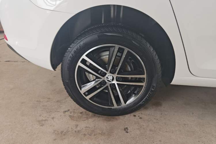 Used Skoda Rapid Spaceback 2016 Revised Version 1.6L Automatic Front-Drive Edition Right Rear Wheel Hub