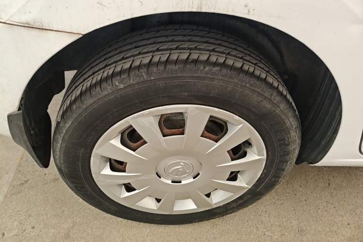 Used Skoda Rapid Spaceback 2016 Revised Version 1.4L Manual Front-Drive Edition Right Rear Wheel Hub
