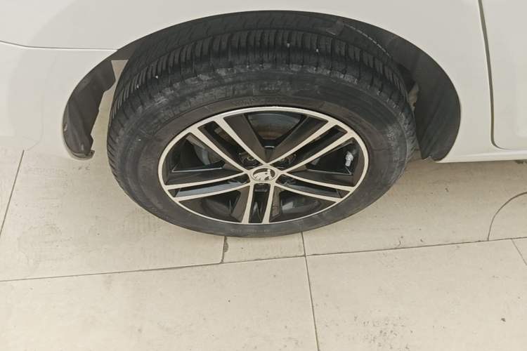 Used Skoda Rapid Spaceback 2016 Revised Version 1.6L Automatic Front-Drive Edition Right Rear Wheel Hub