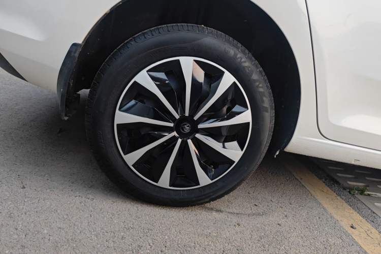 Used Skoda Rapid Spaceback 2016 Revised Version 1.4L Manual Front-Drive Edition Right Rear Wheel Hub