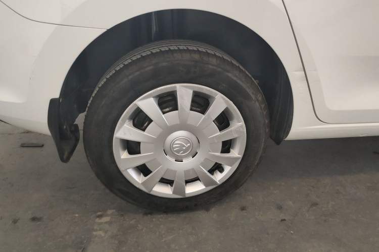 Used Skoda Rapid Spaceback 2016 Revised Version 1.4L Manual Front-Drive Edition Right Rear Wheel Hub