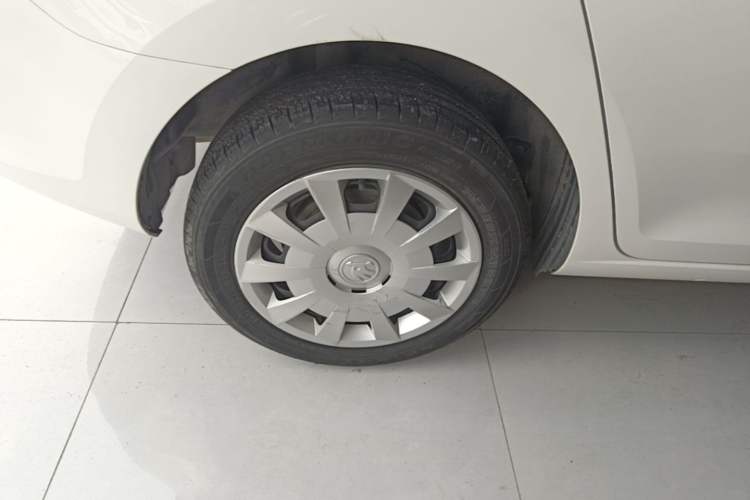 Used Skoda Rapid Spaceback 2016 Revised Version 1.6L Manual Front-Drive Edition Right Rear Wheel Hub