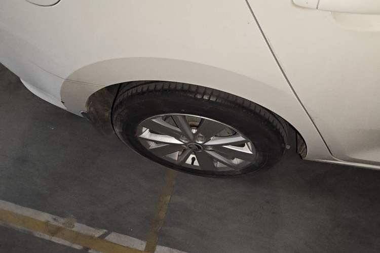 Used Skoda Rapid Spaceback 2016 Revised Version 1.6L Manual Front-Drive Edition Right Rear Wheel Hub