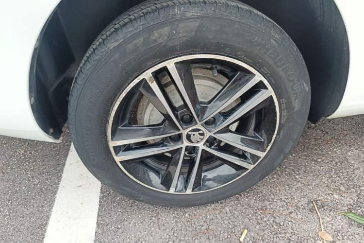 Used Skoda Rapid Spaceback 2016 1.6L Automatic Smart Drive Edition Right Rear Wheel Hub