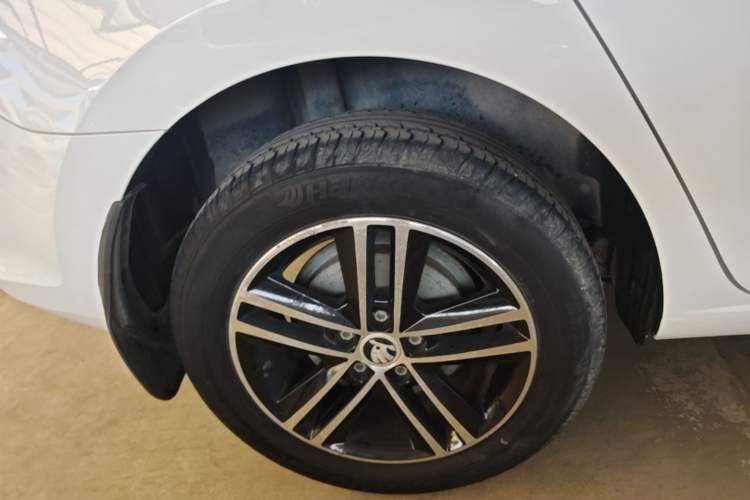 Used Skoda Rapid Spaceback 2016 Revised Version 1.6L Automatic Front-Drive Edition Right Rear Wheel Hub