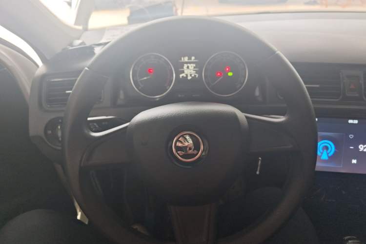 Used Skoda Rapid Spaceback 2016 Revised Version 1.6L Automatic Front-Drive Edition Steering Wheel