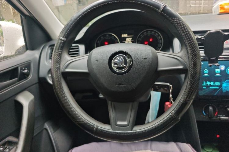 Used Skoda Rapid Spaceback 2016 Revised Version 1.6L Manual Front-Drive Edition Steering Wheel