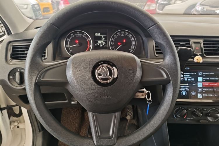 Used Skoda Rapid Spaceback 2016 Revised Version 1.4L Manual Front-Drive Edition Steering Wheel