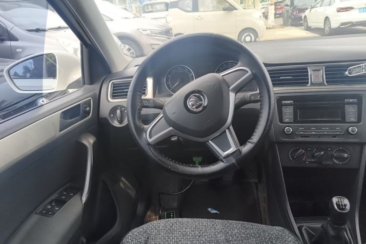 Used Skoda Rapid Spaceback 2016 Revised Version 1.6L Manual Front-Drive Edition Steering Wheel