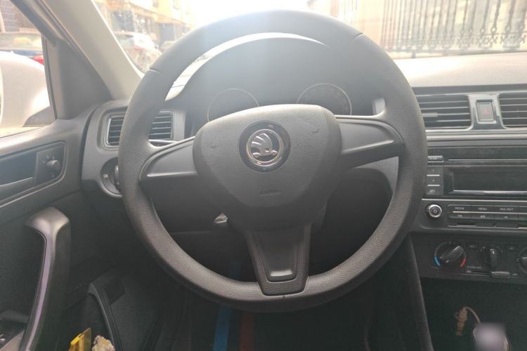 Used Skoda Rapid Spaceback 2016 Revised Version 1.6L Manual Front-Drive Edition Steering Wheel