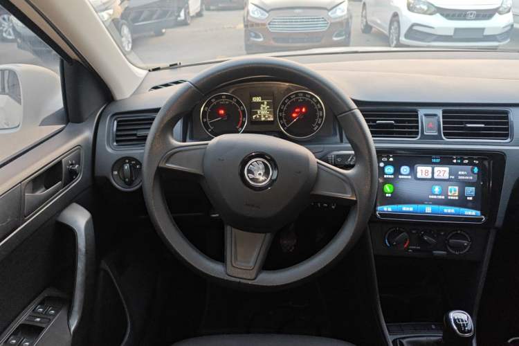 Used Skoda Rapid Spaceback 2016 Revised Version 1.4L Manual Front-Drive Edition Steering Wheel