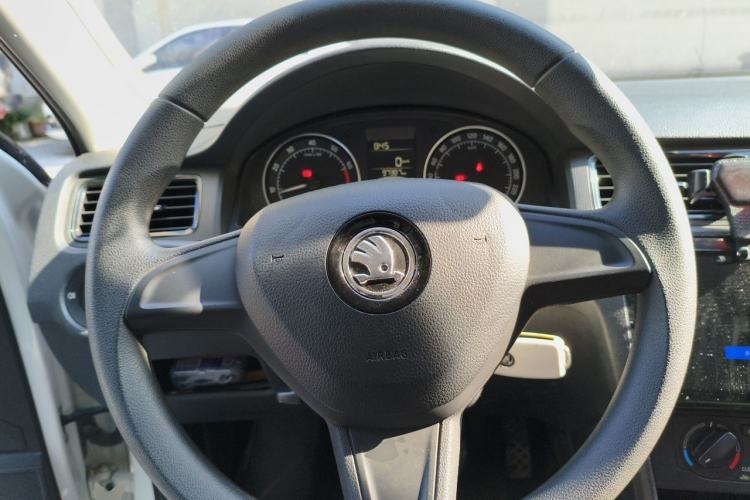Used Skoda Rapid Spaceback 2016 Revised Version 1.4L Manual Front-Drive Edition Steering Wheel