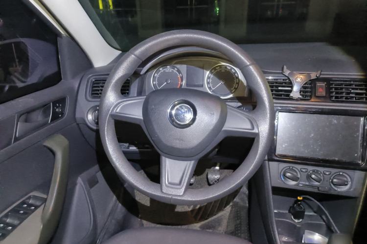 Used Skoda Rapid Spaceback 2016 1.6L Manual Front-Wheel-Drive Version Steering Wheel