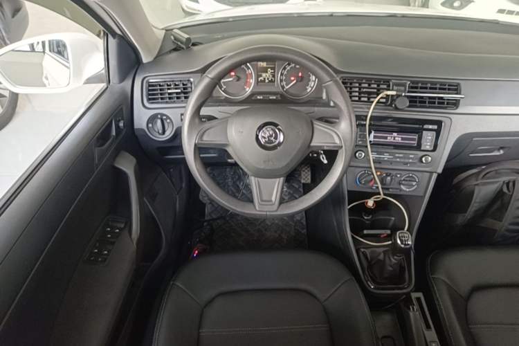 Used Skoda Rapid Spaceback 2016 Revised Version 1.6L Manual Front-Drive Edition Steering Wheel