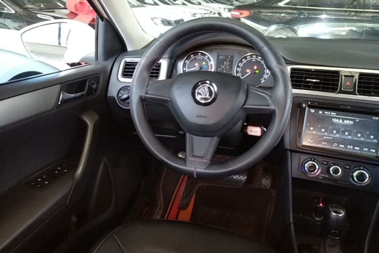 Used Skoda Rapid Spaceback 2016 Revised 1.6L Automatic Chuanxing Version Steering Wheel