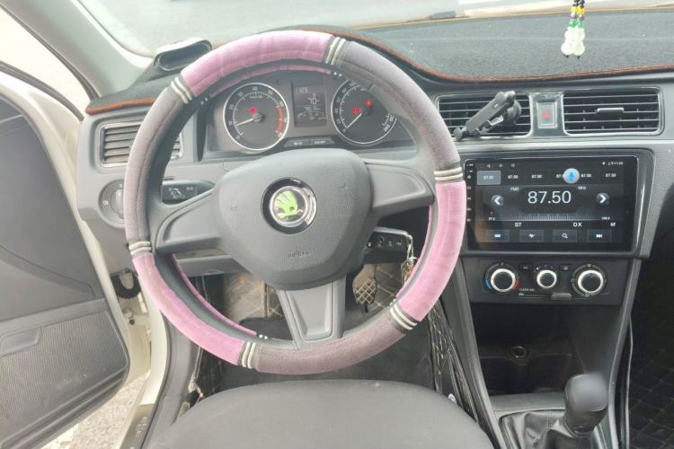 Used Skoda Rapid Spaceback 2016 Revised Version 1.6L Manual Front-Drive Edition Steering Wheel