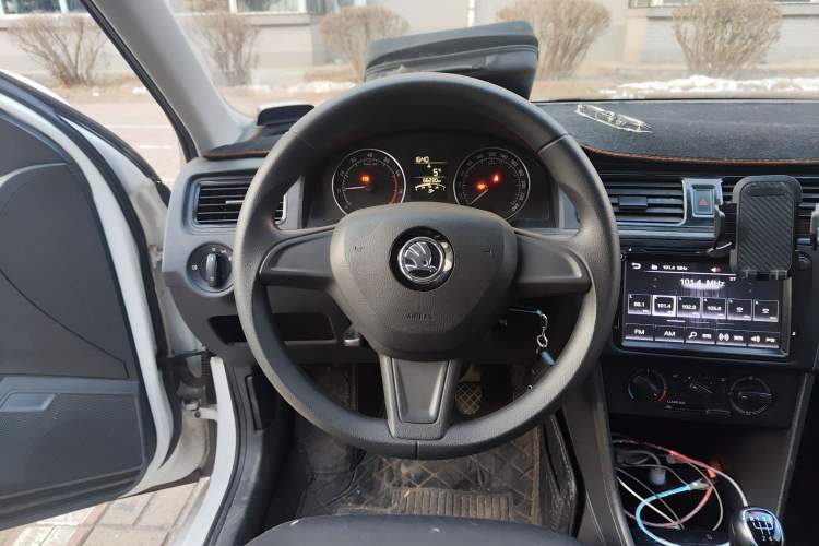 Used Skoda Rapid Spaceback 2016 Revised Version 1.4L Manual Front-Drive Edition Steering Wheel