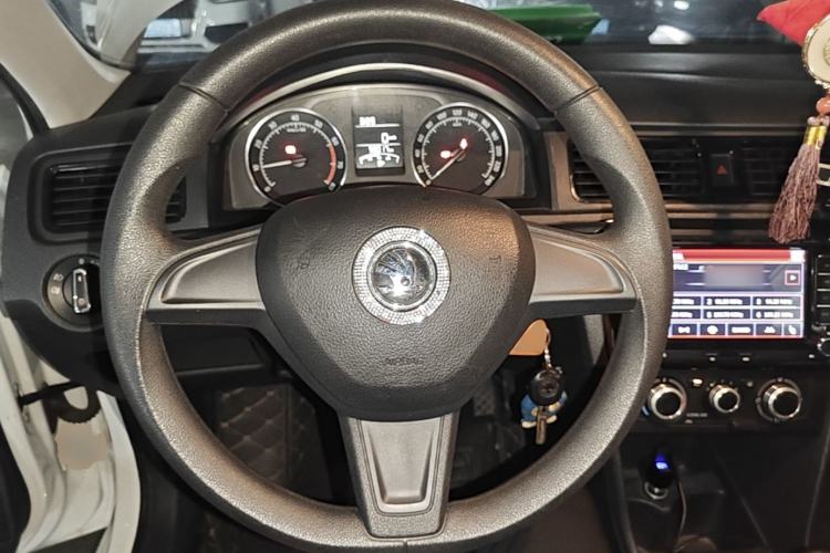 Used Skoda Rapid Spaceback 2016 Revised Version 1.6L Manual Front-Drive Edition Steering Wheel