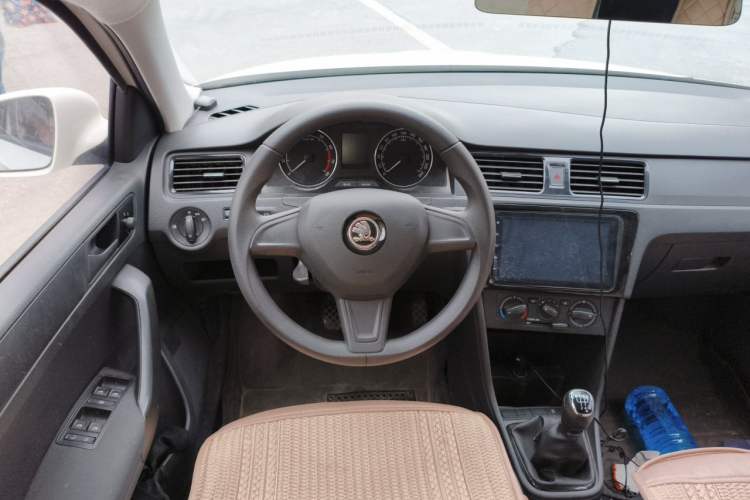 Used Skoda Rapid Spaceback 2016 Revised Version 1.4L Manual Front-Drive Edition Steering Wheel