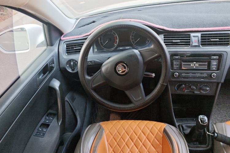 Used Skoda Rapid Spaceback 2016 Revised Version 1.4L Manual Front-Drive Edition Steering Wheel