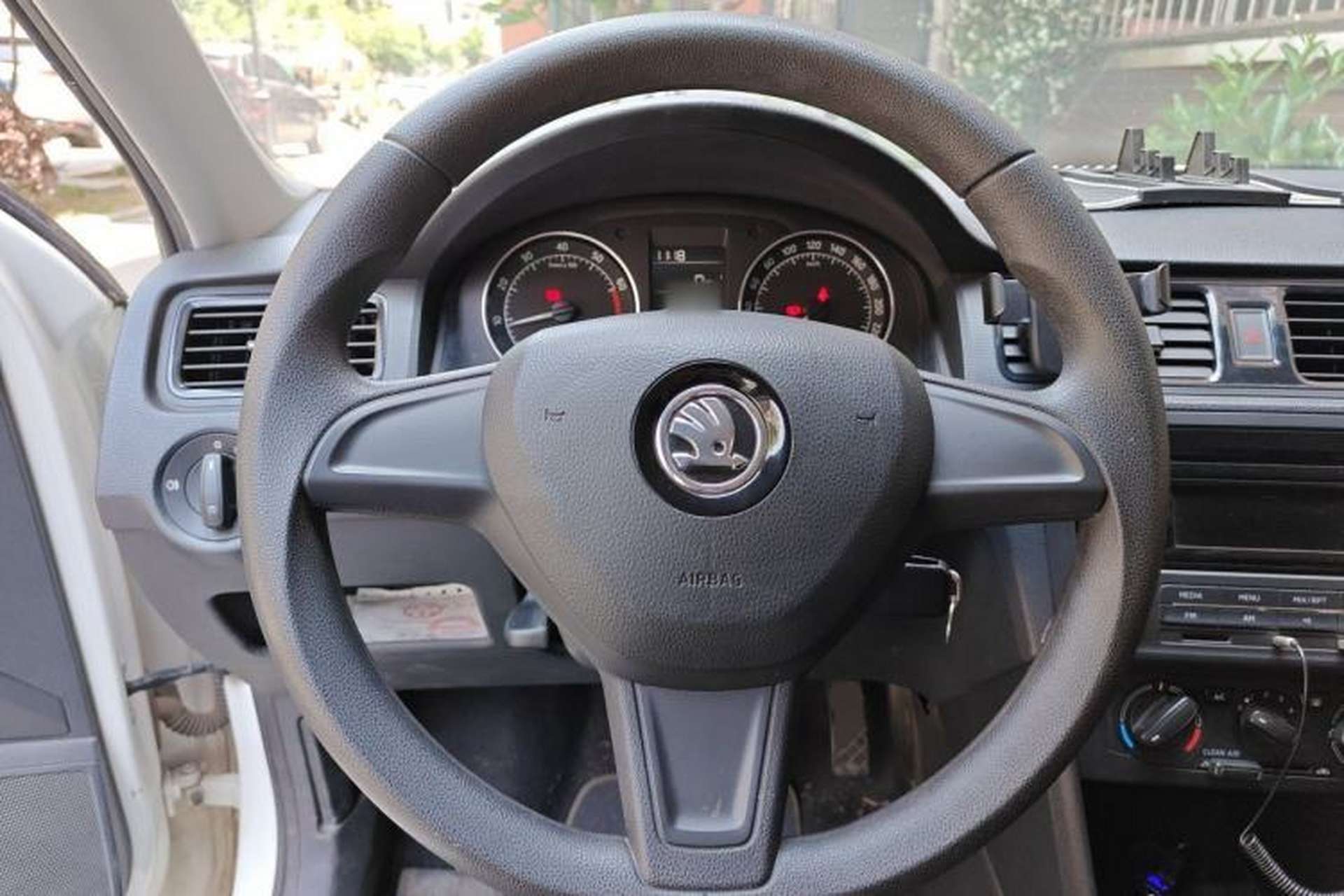 Used Skoda Rapid Spaceback 2016 Revised Version 1.6L Manual Front-Drive Edition Steering Wheel