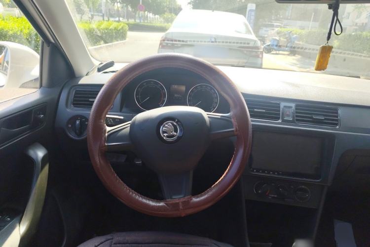 Used Skoda Rapid Spaceback 2016 Revised Version 1.4L Manual Front-Drive Edition Steering Wheel