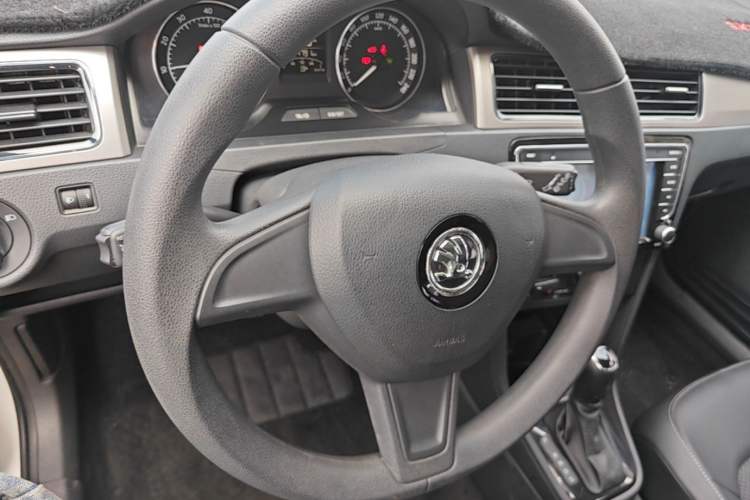 Used Skoda Rapid Spaceback 2016 Revised 1.6L Automatic Chuanxing Version Steering Wheel