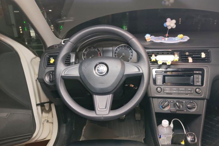 Used Skoda Rapid Spaceback 2016 1.6L Manual Front-Wheel-Drive Version Steering Wheel