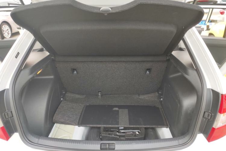 Used Skoda Rapid Spaceback 2016 Revised Version 1.6L Automatic Front-Drive Edition Trunk
