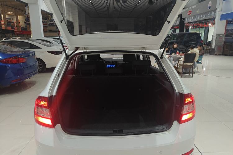 Used Skoda Rapid Spaceback 2016 Revised Version 1.6L Automatic Front-Drive Edition Trunk