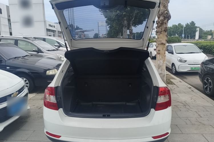 Used Skoda Rapid Spaceback 2016 Revised Version 1.6L Manual Front-Drive Edition Trunk
