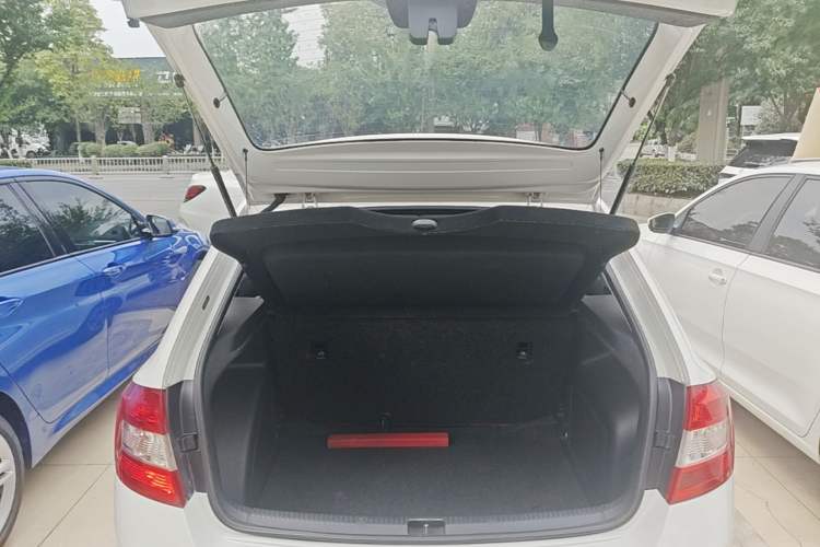 Used Skoda Rapid Spaceback 2016 Revised Version 1.6L Automatic Front-Drive Edition Trunk