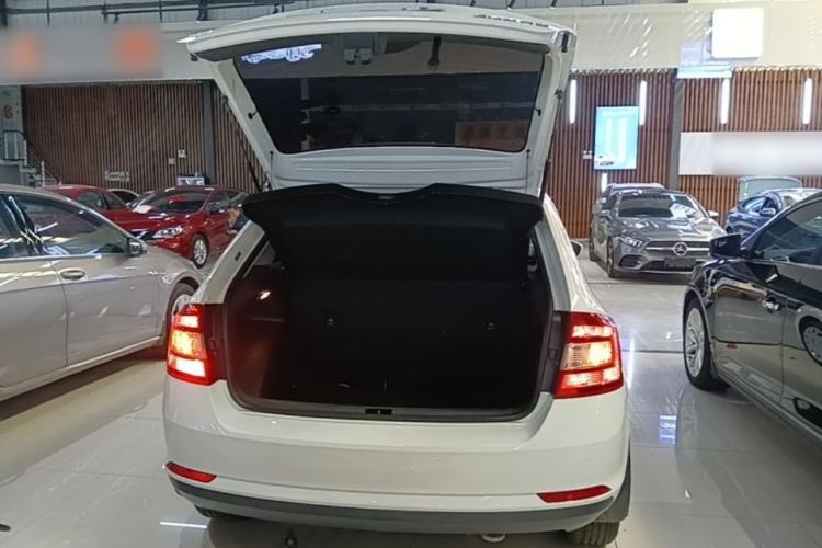 Used Skoda Rapid Spaceback 2016 Revised Version 1.6L Automatic Front-Drive Edition Trunk