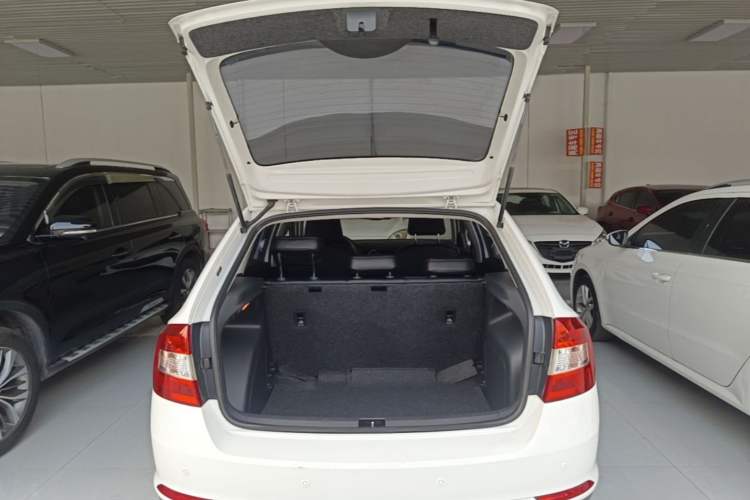 Used Skoda Rapid Spaceback 2016 Revised Version 1.6L Manual Front-Drive Edition Trunk