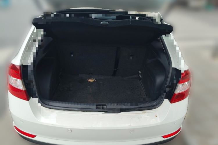 Used Skoda Rapid Spaceback 2016 Revised Version 1.6L Manual Front-Drive Edition Trunk