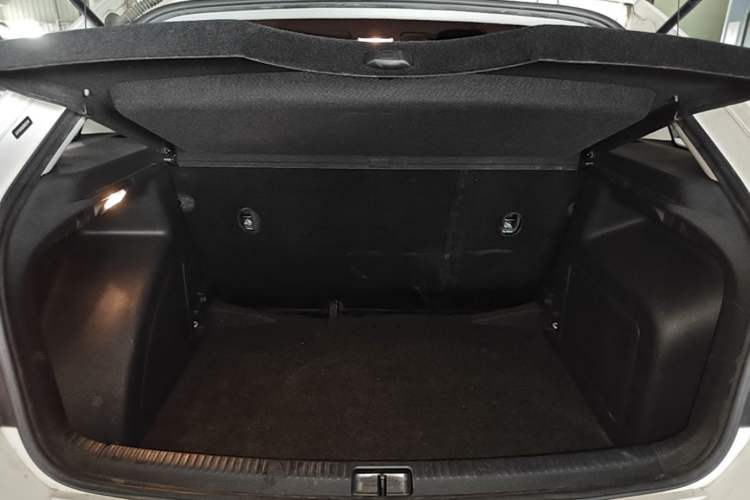 Used Skoda Rapid Spaceback 2016 Revised Version 1.6L Manual Front-Drive Edition Trunk