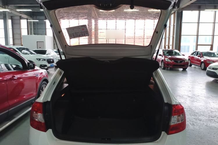 Used Skoda Rapid Spaceback 2016 Revised Version 1.6L Manual Front-Drive Edition Trunk