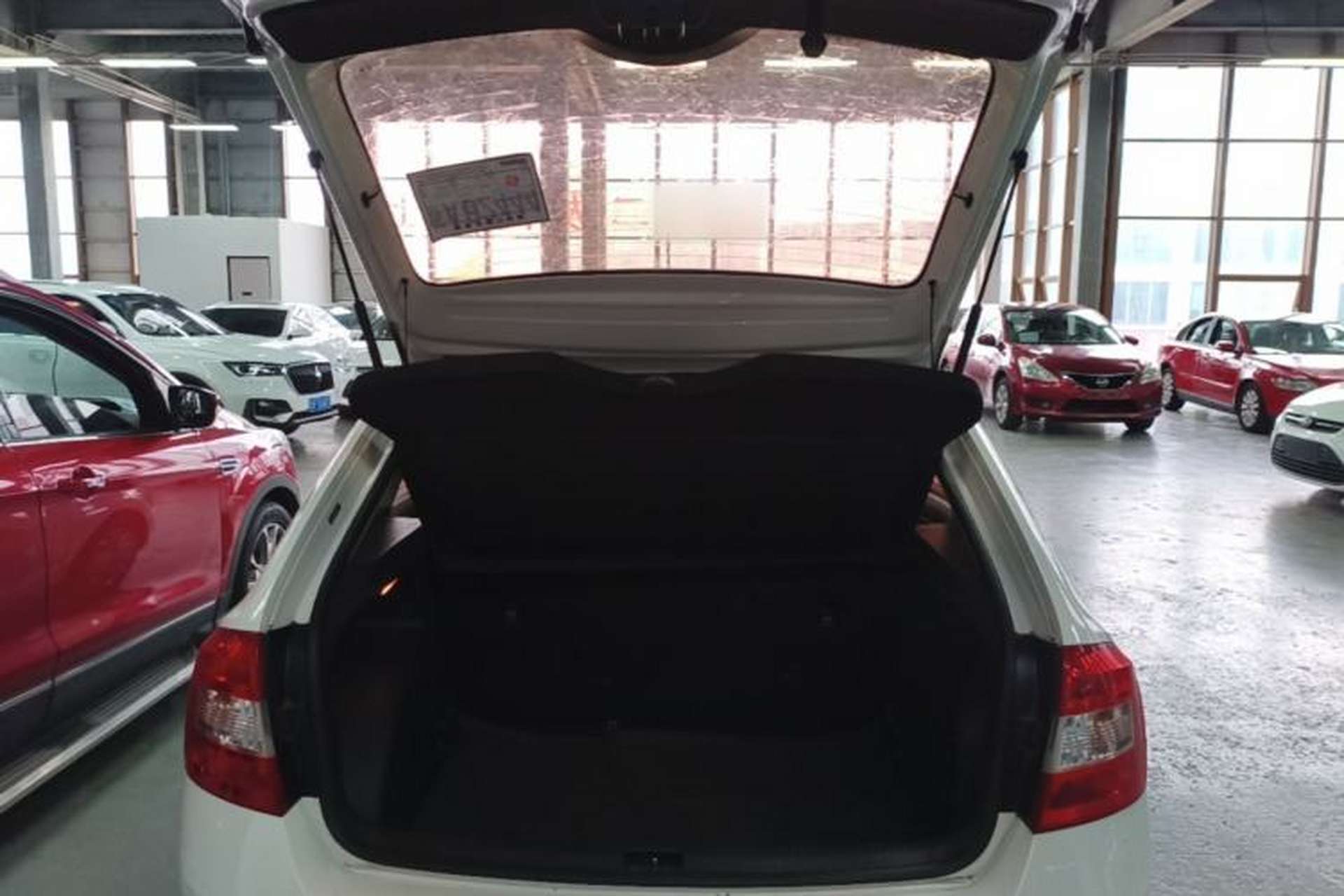 Used Skoda Rapid Spaceback 2016 Revised Version 1.6L Manual Front-Drive Edition Trunk