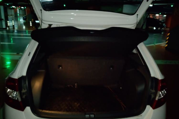 Used Skoda Rapid Spaceback 2016 1.6L Manual Front-Wheel-Drive Version Trunk