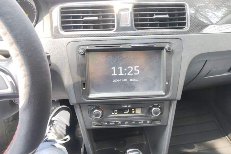 Used Skoda Rapid Spaceback 2018 1.6L Automatic Sport Edition Audio And AC Panel