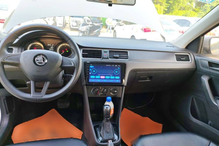 Used Skoda Rapid Spaceback 2018 1.6L Automatic Standard Edition Center Console