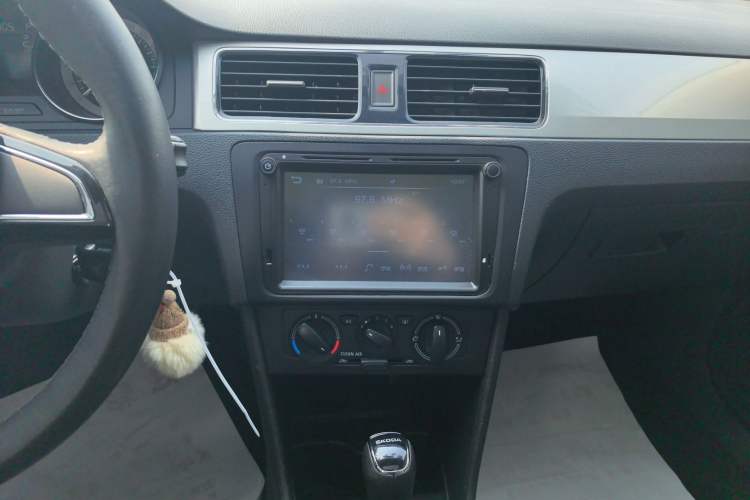 Used Skoda Rapid Spaceback 2018 1.6L Automatic Comfort Edition Audio And AC Panel