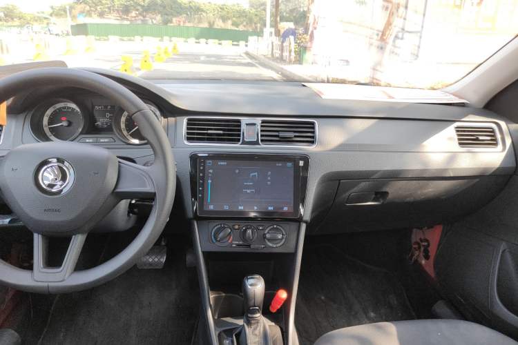Used Skoda Rapid Spaceback 2018 1.6L Automatic Standard Edition Audio And AC Panel