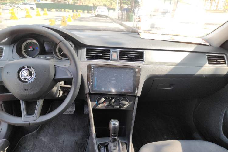 Used Skoda Rapid Spaceback 2018 1.6L Automatic Standard Edition Audio And AC Panel