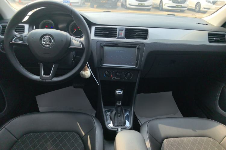 Used Skoda Rapid Spaceback 2018 1.6L Automatic Comfort Edition Center Console