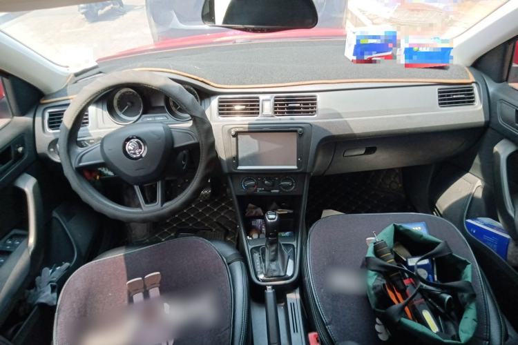 Used Skoda Rapid Spaceback 2018 1.6L Automatic Standard Edition Center Console
