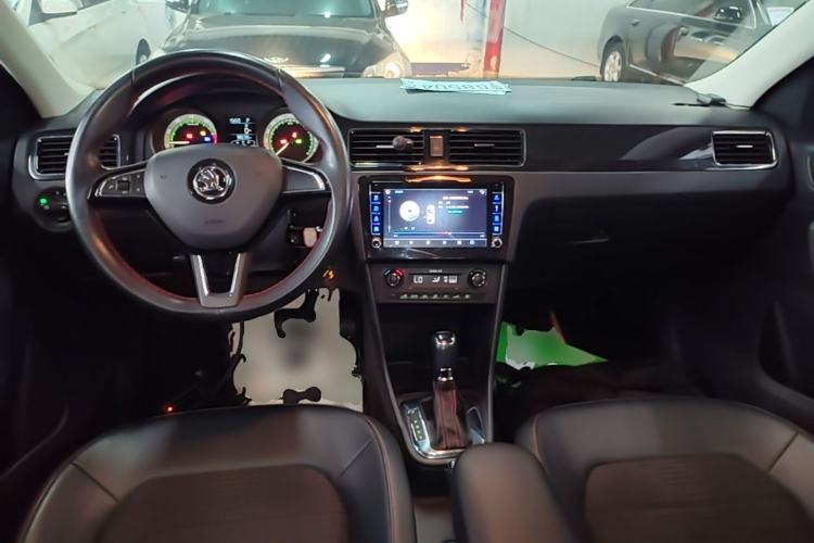 Used Skoda Rapid Spaceback 2018 1.6L Automatic Sport Edition Center Console